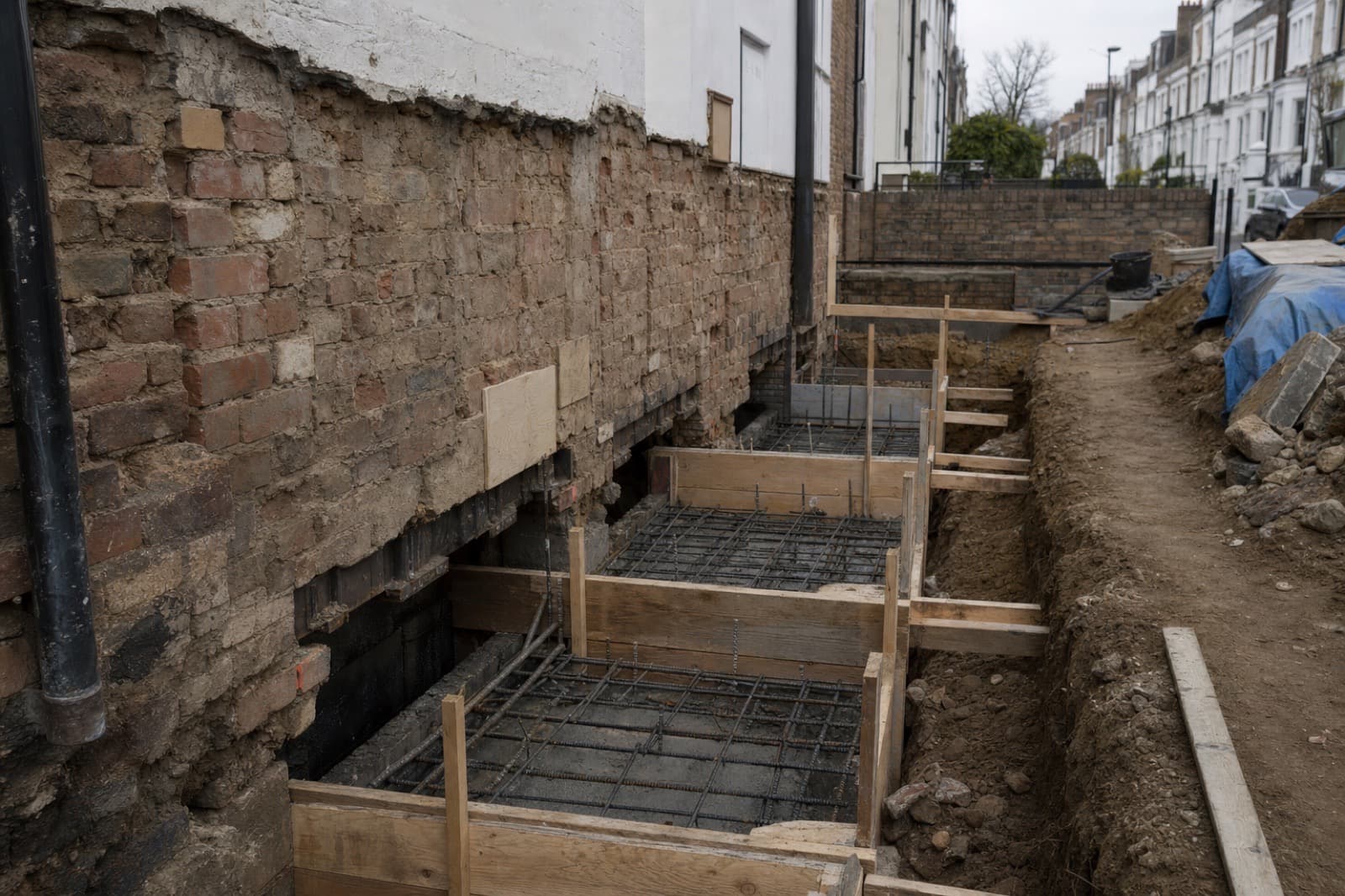 Phased underpinning sequence beneath a party-wall-adjacent Richmond terrace
